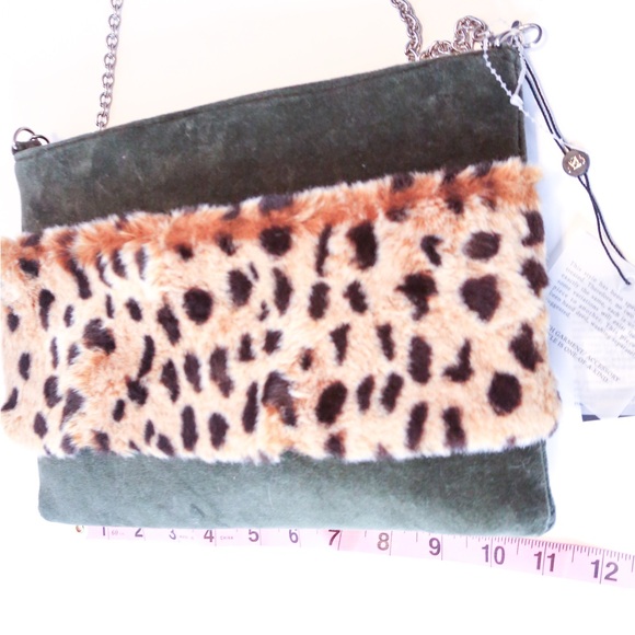 America & Beyond Green Leopard Faux Fur Crossbody Clutch Chain Strap NWT - Picture 11 of 16